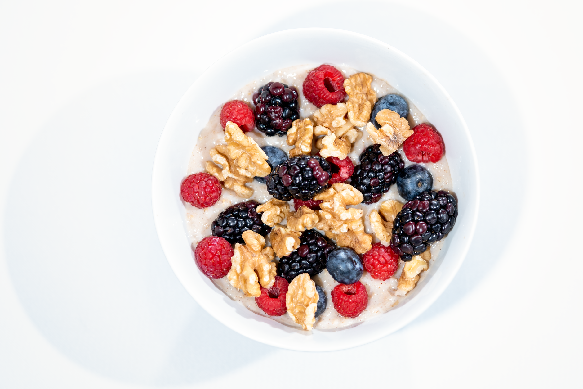 healthy breakfast oat bowl berries